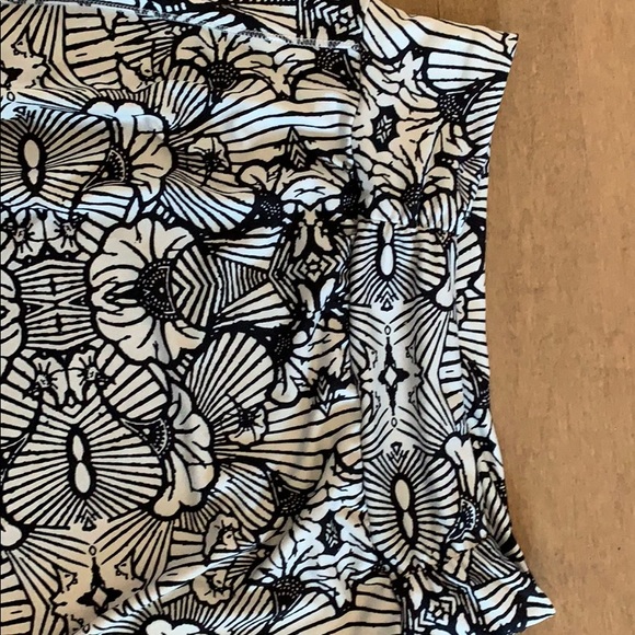 Cute black and white stretchy skirt. - Picture 2 of 4